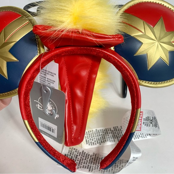 NWT. Disney Captain Marvel's symbol adorns the ears of these ears headband - Picture 4 of 7